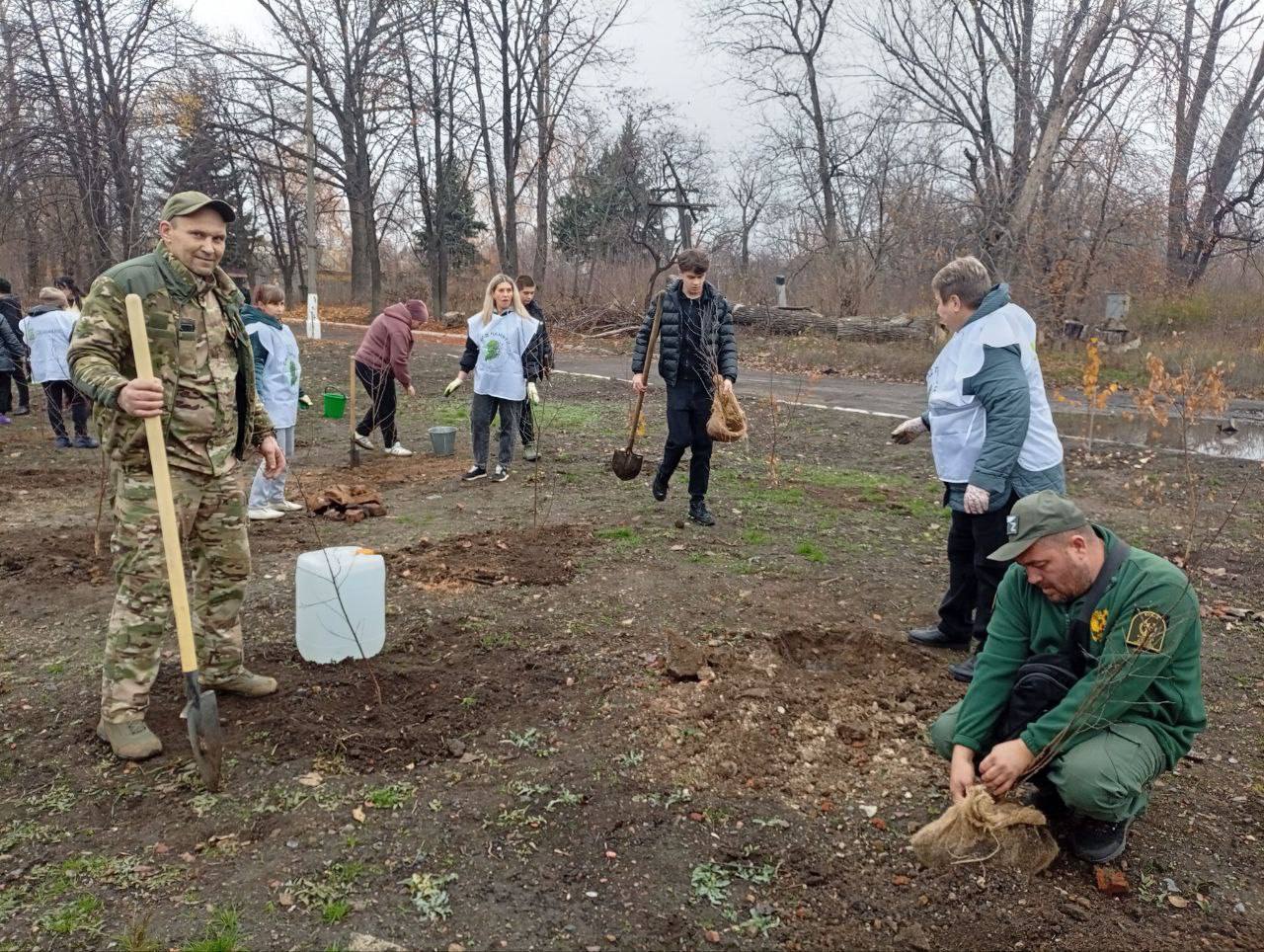 В память о погибших на Донбассе высадили деревья и открыли «Аллею славы» в пгт Рассыпное, Донецкой Народной Республики В память о погибших на Донбассе высадили деревья и открыли «Аллею славы» в пгт Рассыпное, Донецкой Народной Республики