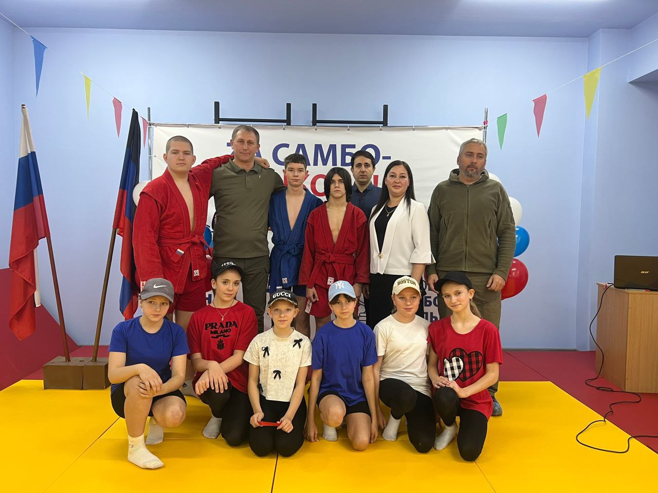 В рамках партийного проекта Единой России "Выбор сильных" в городе Ждановке открылся школьный зал самбо