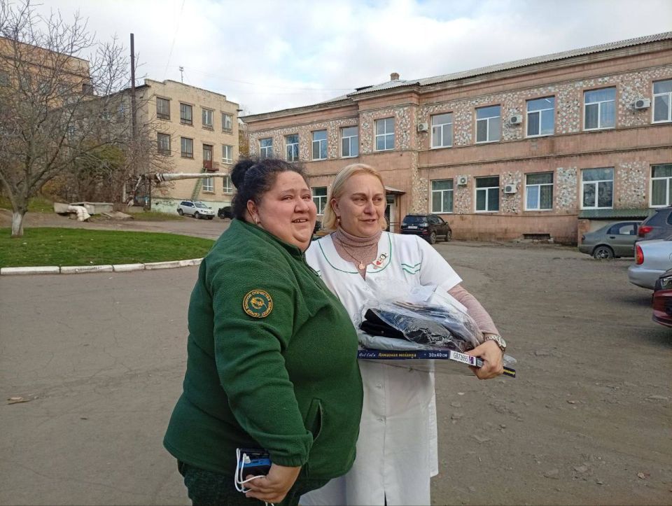 Такая искренняя, тёплая пятиминутная встреча двух коллег КСВО ДНР и медсестры госпиталя Такая искренняя, тёплая пятиминутная встреча двух коллег КСВО ДНР и медсестры госпиталя