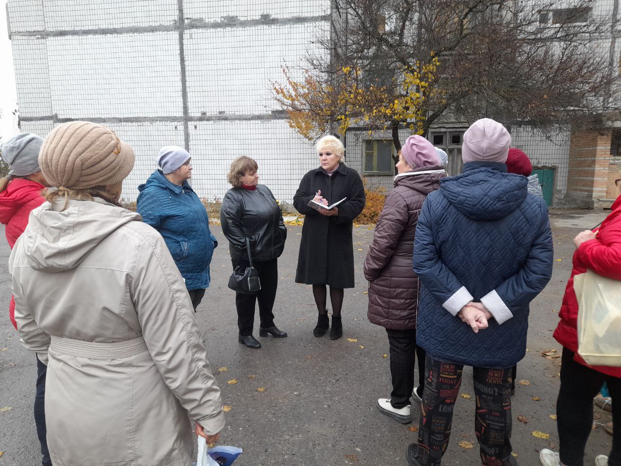 Начальник Амвросиевского территориального отдела Светлана Тимофеева провела встретилась с жителями улицы 12 Декабря в пгт Новоамвросиевское