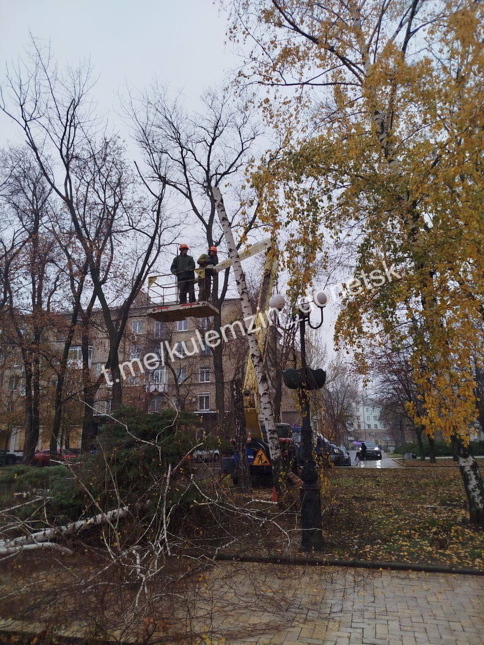 Алексей Кулемзин: Сотрудники коммунального предприятия «Зелёное строительство» продолжают уборку и благоустройство нашего города Алексей Кулемзин: Сотрудники коммунального предприятия «Зелёное строительство» продолжают уборку и благоустройство нашего города