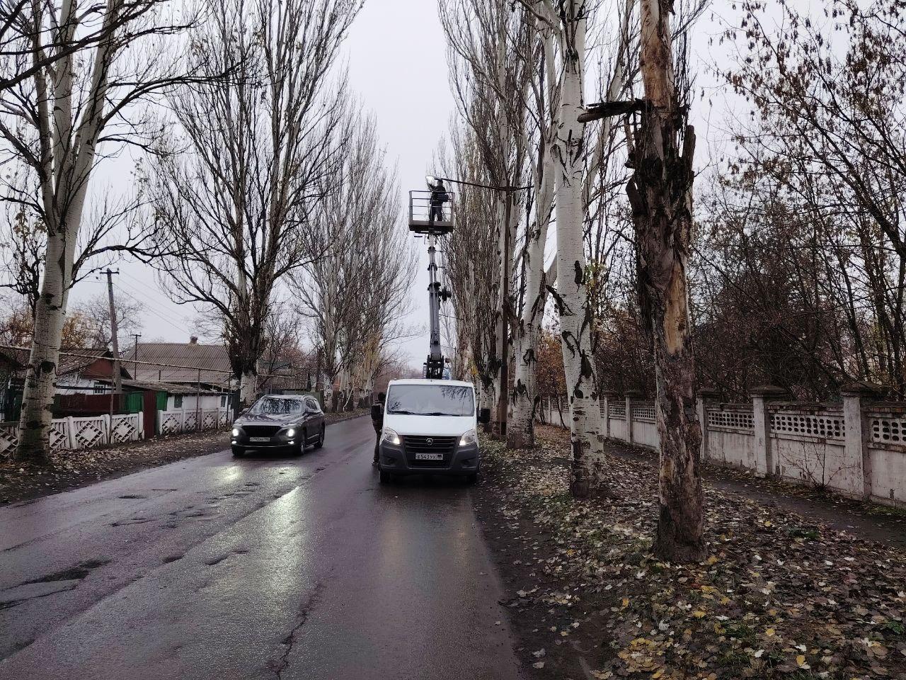 В Шахтерске провели ремонтно-восстановительные работы на линиях наружного освещения В Шахтерске провели ремонтно-восстановительные работы на линиях наружного освещения