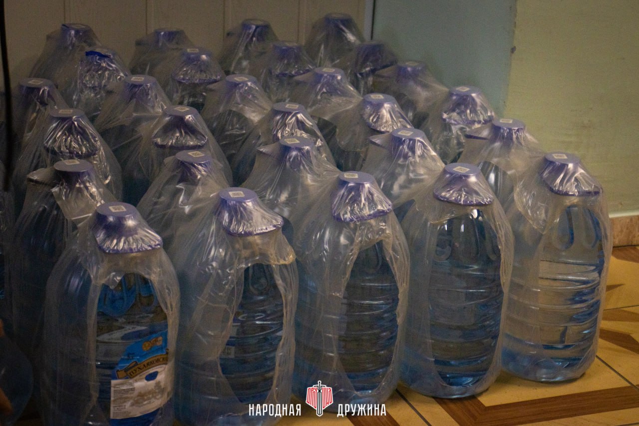 С заботой о гражданах. Команда Народной Дружины доставила 600 литров питьевой воды в Центральную городскую больницу Харцызска С заботой о гражданах. Команда Народной Дружины доставила 600 литров питьевой воды в Центральную городскую больницу Харцызска