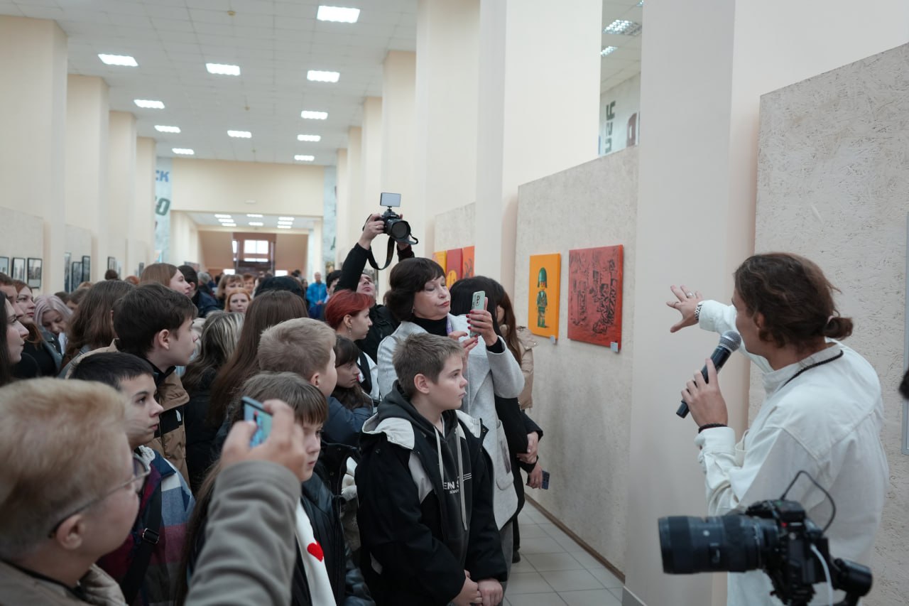 7 ноября в макеевском музее состоялось открытие международной выставки «Искусство и мир: Великая Победа Жизни» 7 ноября в макеевском музее состоялось открытие международной выставки «Искусство и мир: Великая Победа Жизни»