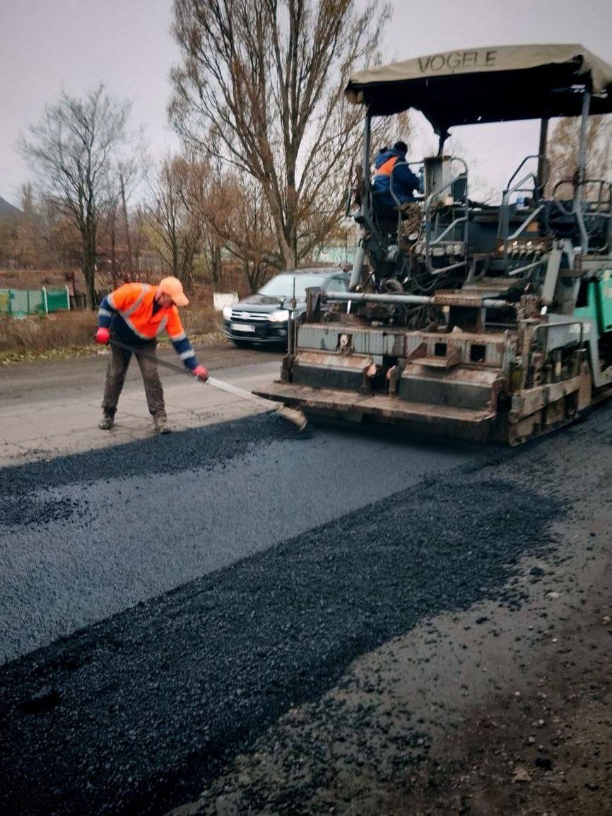 За сутки 11 ноября в рамках содержания дорожники установили новые дорожные знаки на 8 участках автомобильных дорог общего пользования, произвели работы по ямочному ремонту и очистке дорожного покрытия За сутки 11 ноября в рамках содержания дорожники установили новые дорожные знаки на 8 участках автомобильных дорог общего пользования, произвели работы по ямочному ремонту и очистке дорожного покрытия