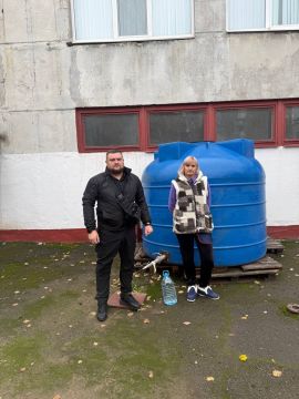 Роман Конев: 12 ноября 2025 года депутаты Горловского городского совета от фракции «Единая Россия» – Николай Гальченко, Дмитрий Корона и Алексей Костин – развезли воду и посетили места подвоза воды