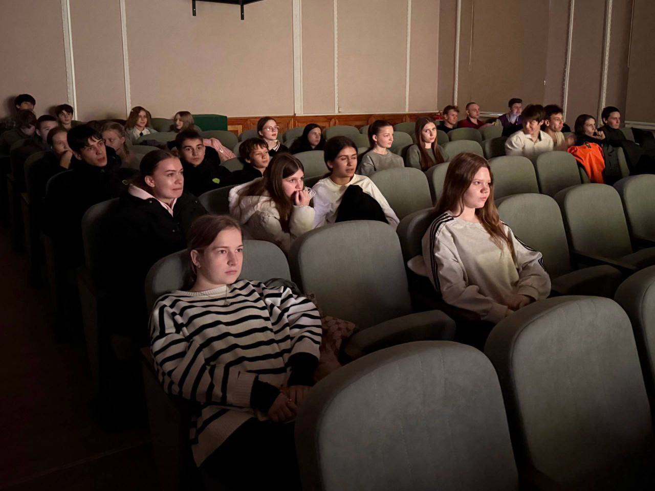 12 ноября в г. Харцызск в кинотеатре «Харцызск» состоялась трансляция российского военного исторического фильма «Красные ленты»