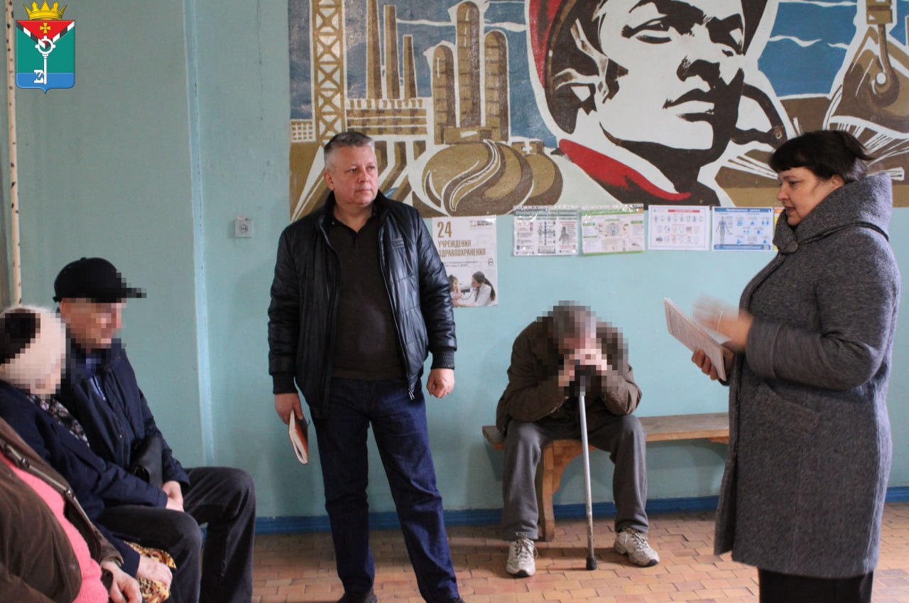 Сегодня в общежитии г. Енакиево заместитель Главы Администрации муниципального округа Александр Грибанов провел встречу с эвакуированными гражданами Краснолиманщины