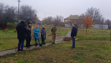 12 ноября, заведующий Ясиновским территориальным сектором Администрации городского округа Макеевка Донецкой Народной Республики Игорь Свинарь провел встречу с населением на подведомственной территории пгт Ясиновка на...