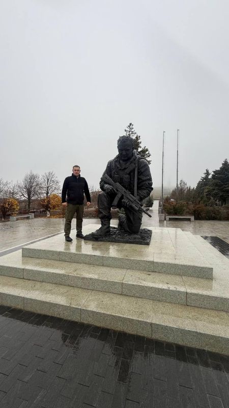 Константин Затулин: Председатель Совета молодых депутатов Апшеронского района Евгений Кантур и помощник депутата Госдумы Константина Фёдоровича Затулина, председатель Совета депутатов Хадыженского городского поселения Артур... Константин Затулин: Председатель Совета молодых депутатов Апшеронского района Евгений Кантур и помощник депутата Госдумы Константина Фёдоровича Затулина, председатель Совета депутатов Хадыженского городского поселения Артур...