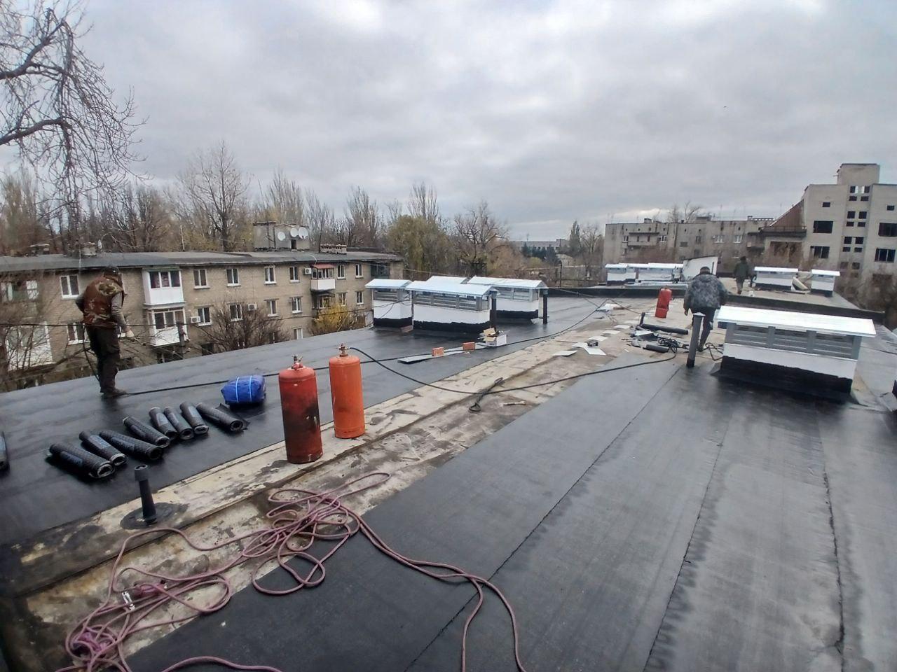 Подрядчики Нижегородской области продолжают ремонт кровель жилых домов в Харцызске