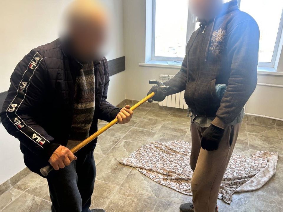 Житель Тореза избил соседа по голове его же тростью до сотрясения Житель Тореза избил соседа по голове его же тростью до сотрясения