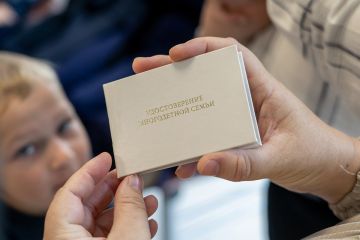 Семьи, воспитывающие трех и более детей, в ДНР могут оформить официальное удостоверение многодетной семьи