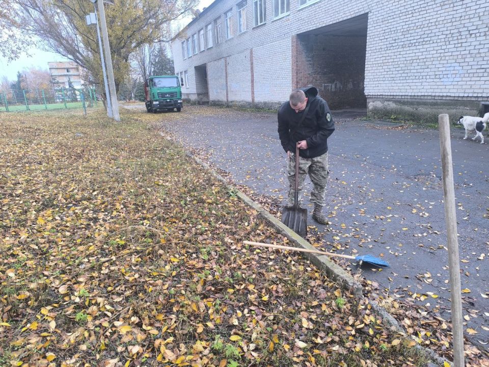 Экологический субботник в посёлке Новолуганское Экологический субботник в посёлке Новолуганское