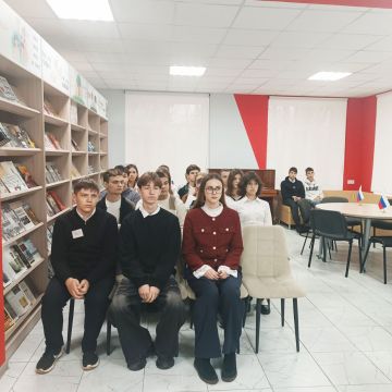 Мероприятие в библиотеке. В библиотеке-филиале № 2 семейного чтения прошел час откровенного разговора «Устоять перед соблазном», в котором приняли участие обучающиеся 10 и 11 классов школы № 38 городского округа Енакиево