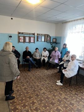 Сегодня заведующий Мирненским территориальным сектором Администрации Тельмановского округа провела встречу с трудовым коллективом Мирненской амбулатории, на которой рассмотрели такие вопросы: