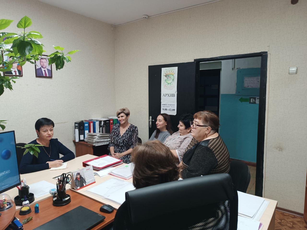 Сегодня заместитель Главы Администрации Тельмановского округа провела встречу с сотрудниками архивного отдела, на которой были рассмотрены следующие вопросы: