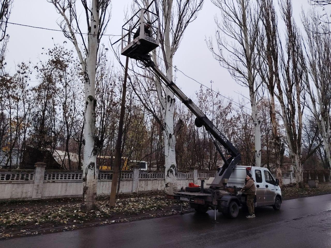 В Шахтерске провели ремонтно-восстановительные работы на линиях наружного освещения В Шахтерске провели ремонтно-восстановительные работы на линиях наружного освещения