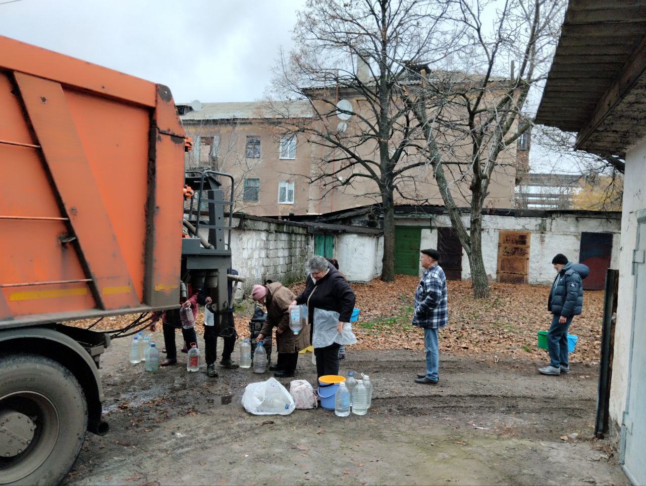 11 ноября, в Кировском внутригородском районе был организован подвоз воды для жителей домов, в которые в установленный графиком день не поступила вода 11 ноября, в Кировском внутригородском районе был организован подвоз воды для жителей домов, в которые в установленный графиком день не поступила вода