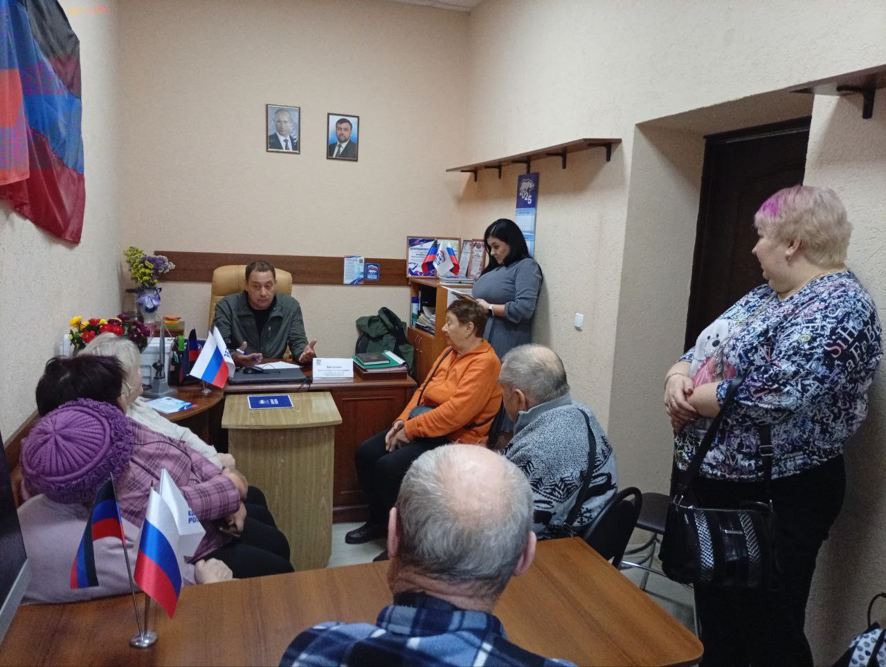 Константин Зинченко: На связи с гражданами. Провел прием граждан в Волновахском отделении общественной приемной Единой России совместно с представителями профильных управлений и отделов администрации Волновахского МО. На... Константин Зинченко: На связи с гражданами. Провел прием граждан в Волновахском отделении общественной приемной Единой России совместно с представителями профильных управлений и отделов администрации Волновахского МО. На...