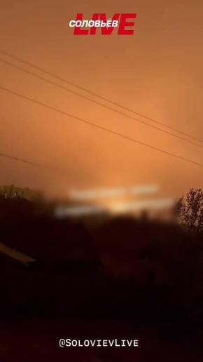 Мониторинговые каналы публикуют видео прилёта "Герани" по цели в Краматорске, предполагая, что был поражён объект энергетики