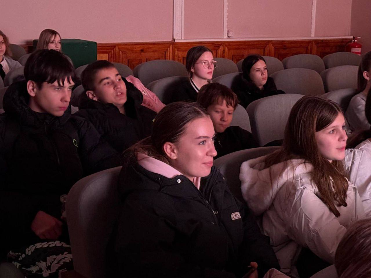 12 ноября в г. Харцызск в кинотеатре «Харцызск» состоялась трансляция российского военного исторического фильма «Красные ленты» 12 ноября в г. Харцызск в кинотеатре «Харцызск» состоялась трансляция российского военного исторического фильма «Красные ленты»