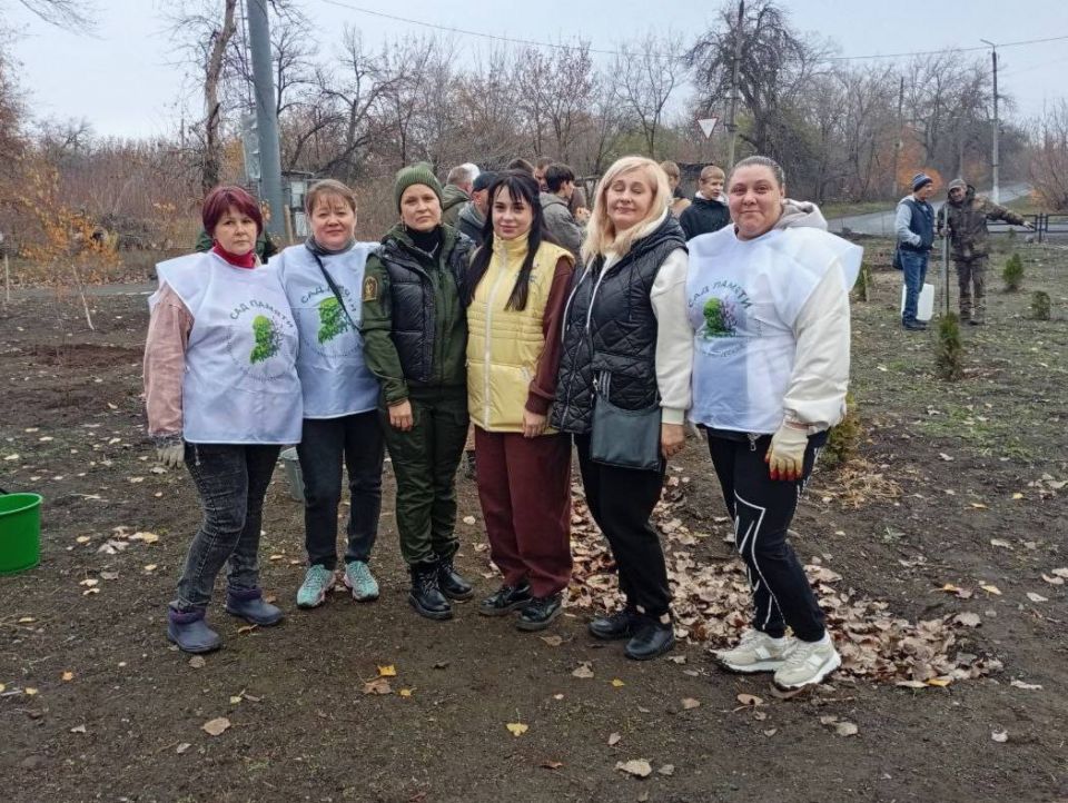 В память о погибших на Донбассе высадили деревья и открыли «Аллею славы» в пгт Рассыпное, Донецкой Народной Республики В память о погибших на Донбассе высадили деревья и открыли «Аллею славы» в пгт Рассыпное, Донецкой Народной Республики