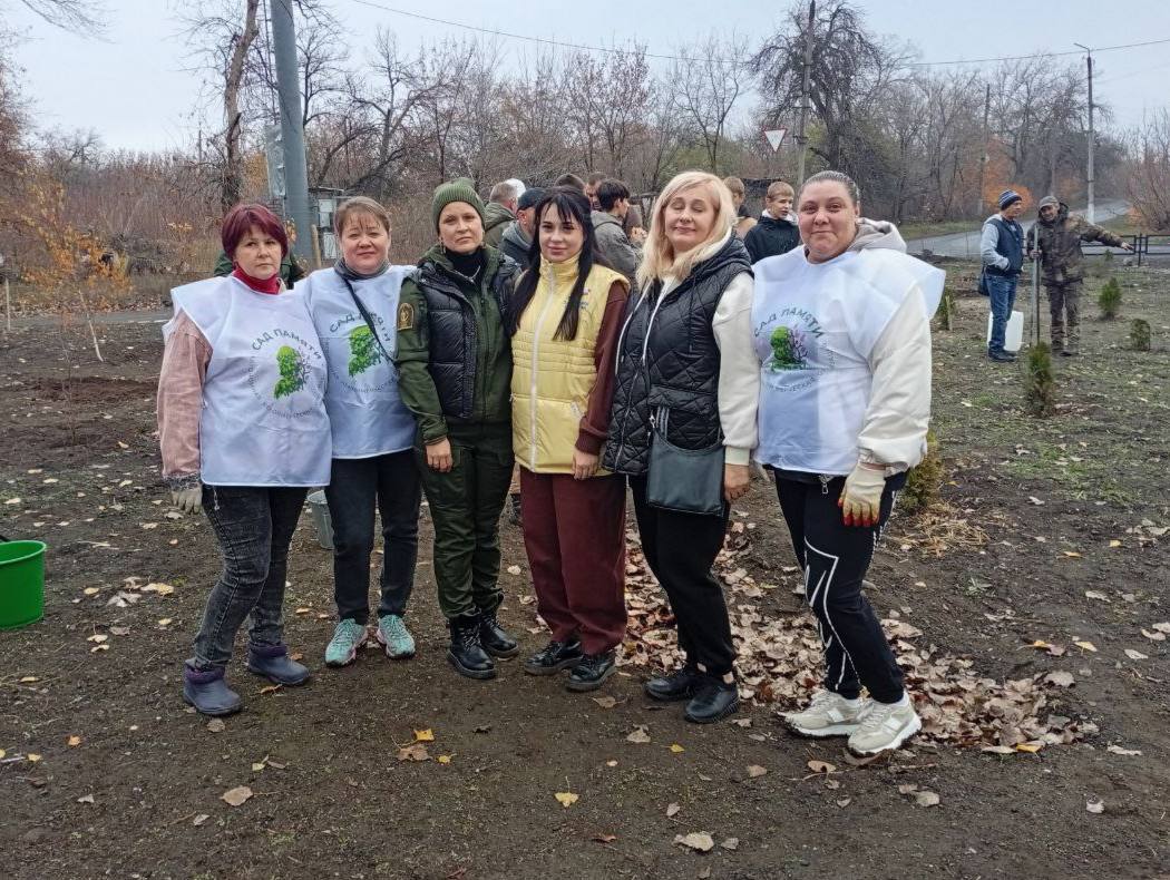 В память о погибших на Донбассе высадили деревья и открыли «Аллею славы» в пгт Рассыпное, Донецкой Народной Республики В память о погибших на Донбассе высадили деревья и открыли «Аллею славы» в пгт Рассыпное, Донецкой Народной Республики