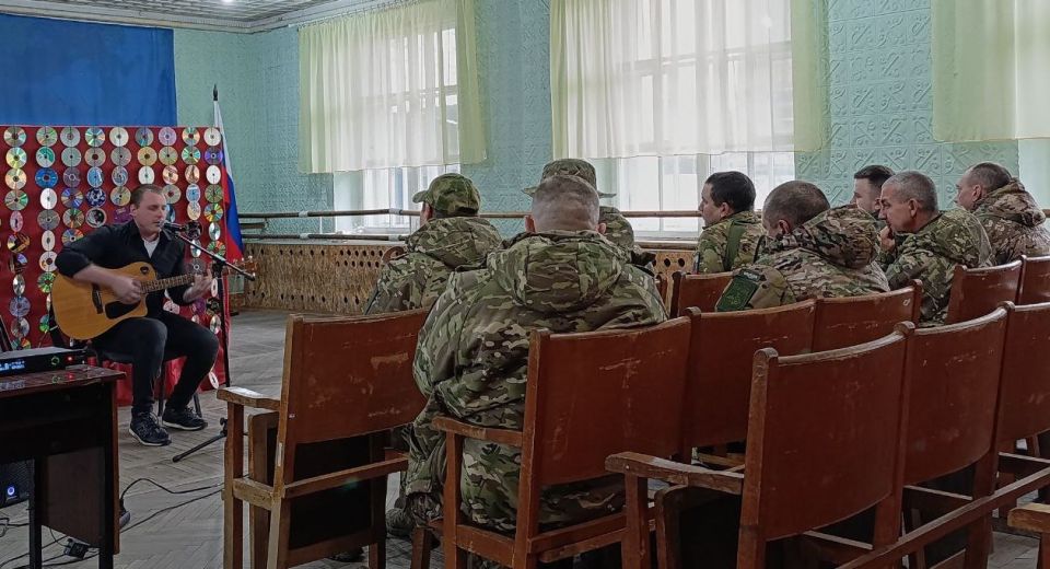 11 ноября в МБУ «Клуб им.Кирова г.о.Торез» прошёл сольный мини-концерт, подготовленный специально для участников СВО