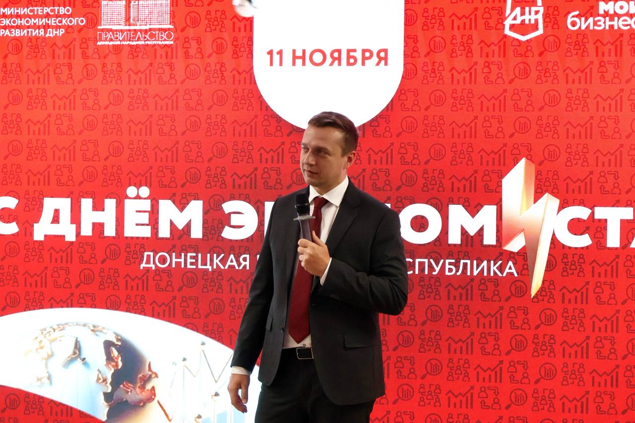 В честь Дня экономиста на базе Центра "Мой Бизнес" состоялось торжественное мероприятие, на котором Заместитель Председателя Правительства Владимир Ежиков вручил почетные грамоты и благодарности Правительства