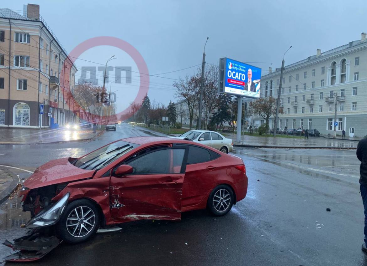 ДТП произошло на пересечении пр. Победы и ул. 50 лет Октября в Мариуполе ДТП произошло на пересечении пр. Победы и ул. 50 лет Октября в Мариуполе
