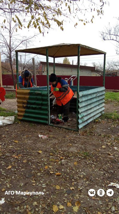 Коммунальщики благоустроили придомовые территории во всех районах Мариуполя Коммунальщики благоустроили придомовые территории во всех районах Мариуполя