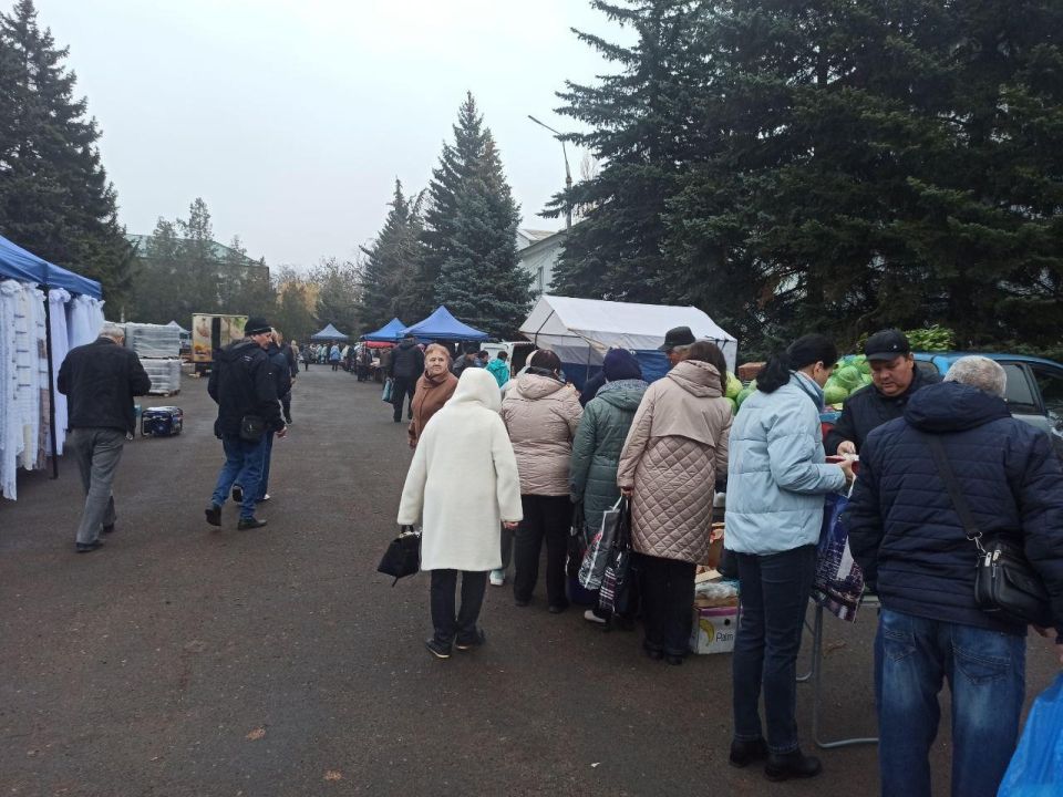 В Докучаевске на центральной площади прошла ярмарка В Докучаевске на центральной площади прошла ярмарка