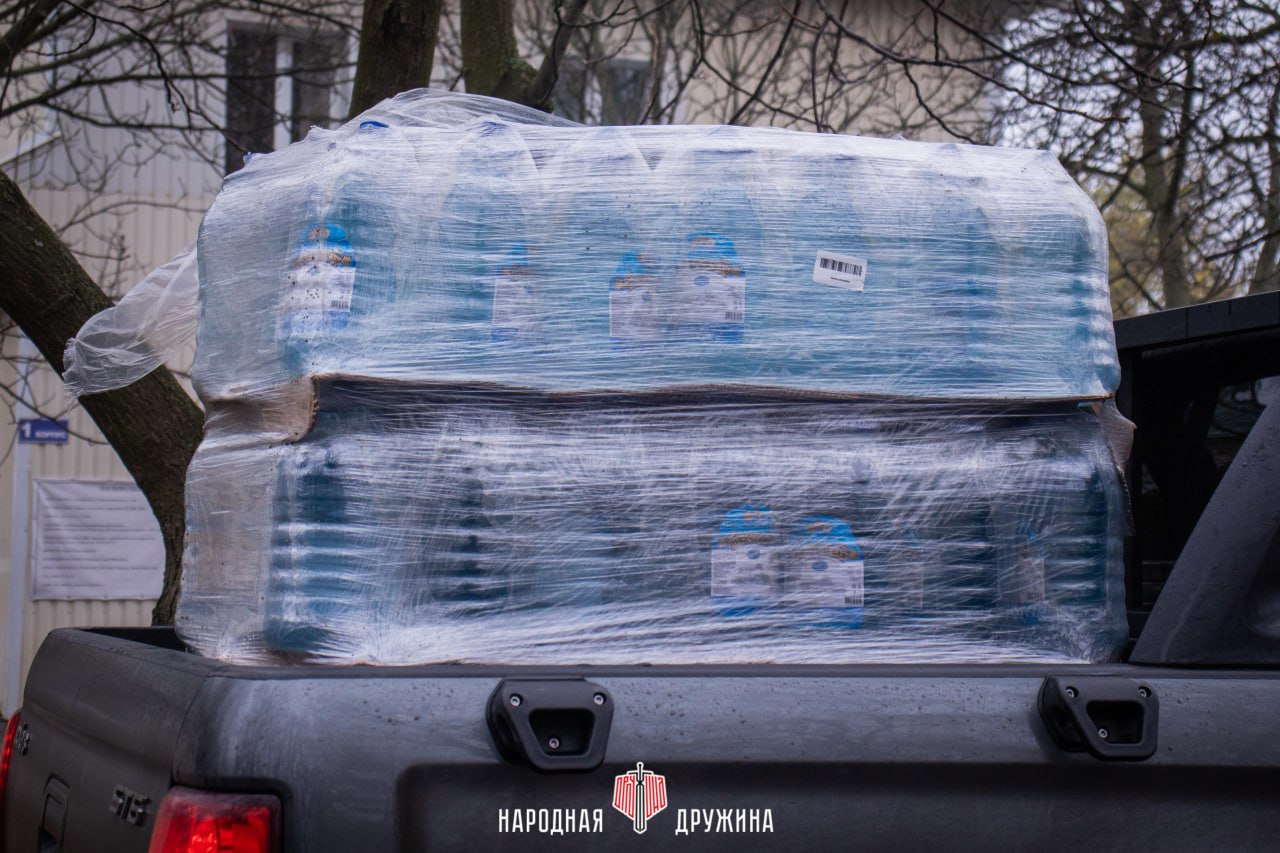 С заботой о гражданах. Команда Народной Дружины доставила 600 литров питьевой воды в Центральную городскую больницу Харцызска С заботой о гражданах. Команда Народной Дружины доставила 600 литров питьевой воды в Центральную городскую больницу Харцызска