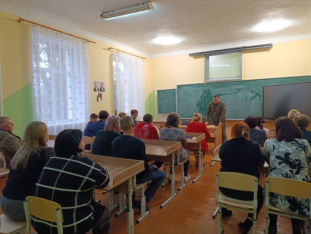 Глава Амвросиевского муниципального округа Игорь Лызов встретился с трудовым коллективом Лисиченской школы