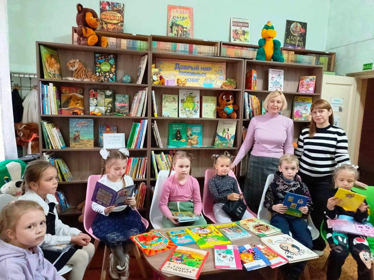 В Зугрэсской библиотеке-филиале №3 состоялась встреча с участниками изостудии «Радуга»