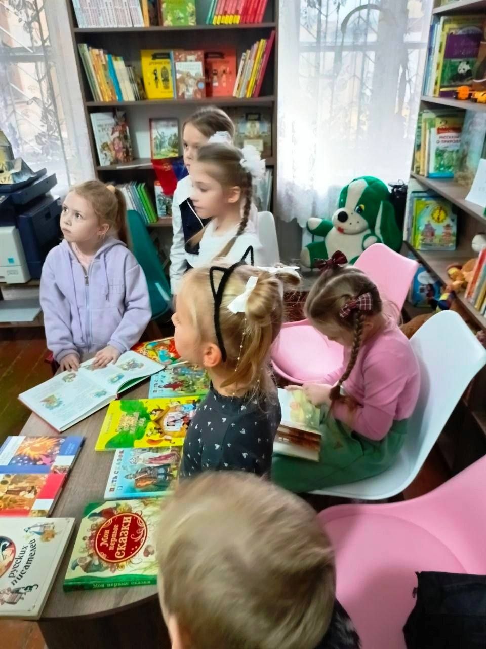 В Зугрэсской библиотеке-филиале №3 состоялась встреча с участниками изостудии «Радуга» В Зугрэсской библиотеке-филиале №3 состоялась встреча с участниками изостудии «Радуга»