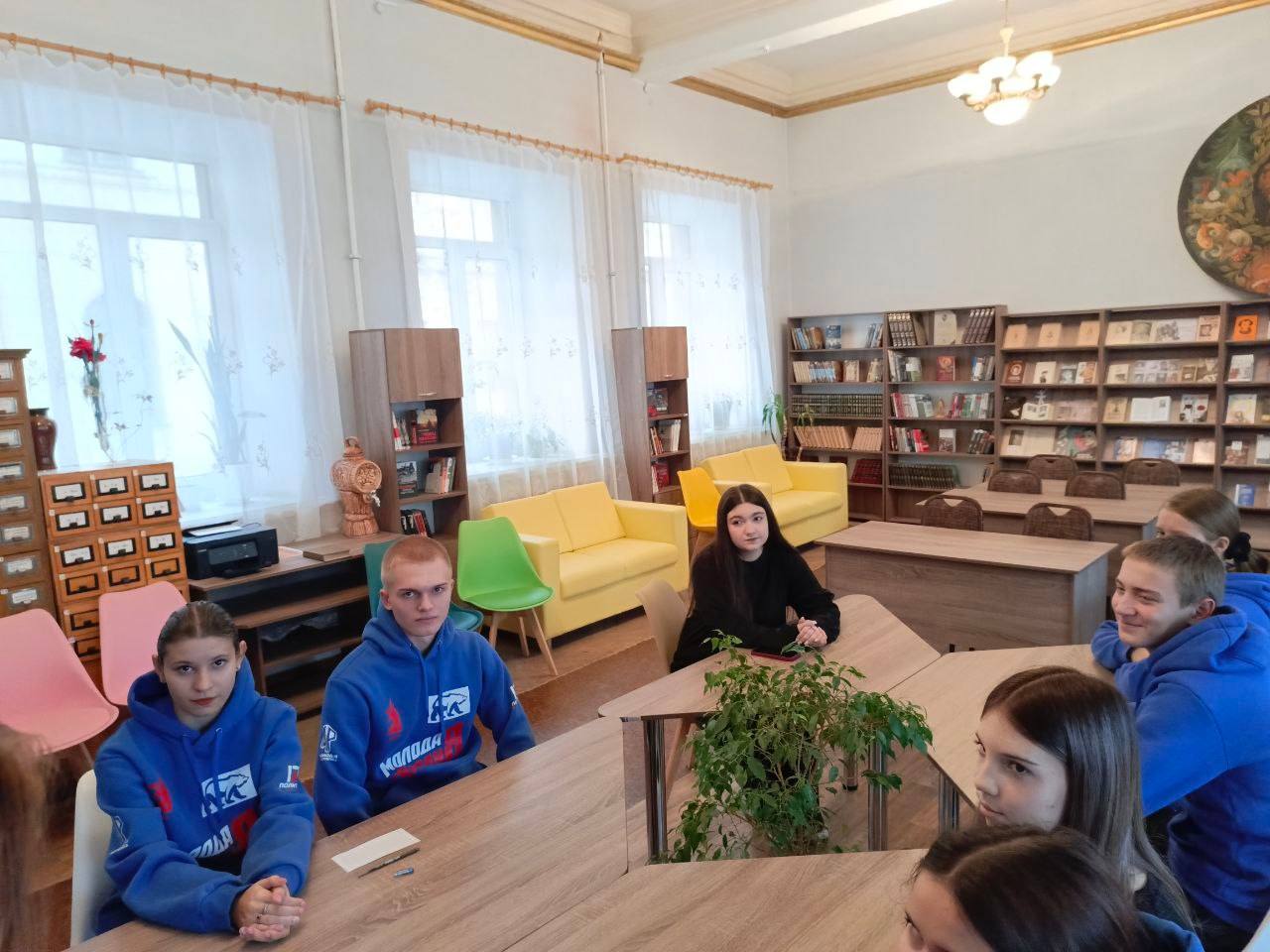 В Зугрэсской библиотеке-филиале № 3 активисты Зугрэсского штаба Молоджки провели викторину «Мир городов», чтобы углубить знания по географии и истории городов нашей Родины В Зугрэсской библиотеке-филиале № 3 активисты Зугрэсского штаба Молоджки провели викторину «Мир городов», чтобы углубить знания по географии и истории городов нашей Родины