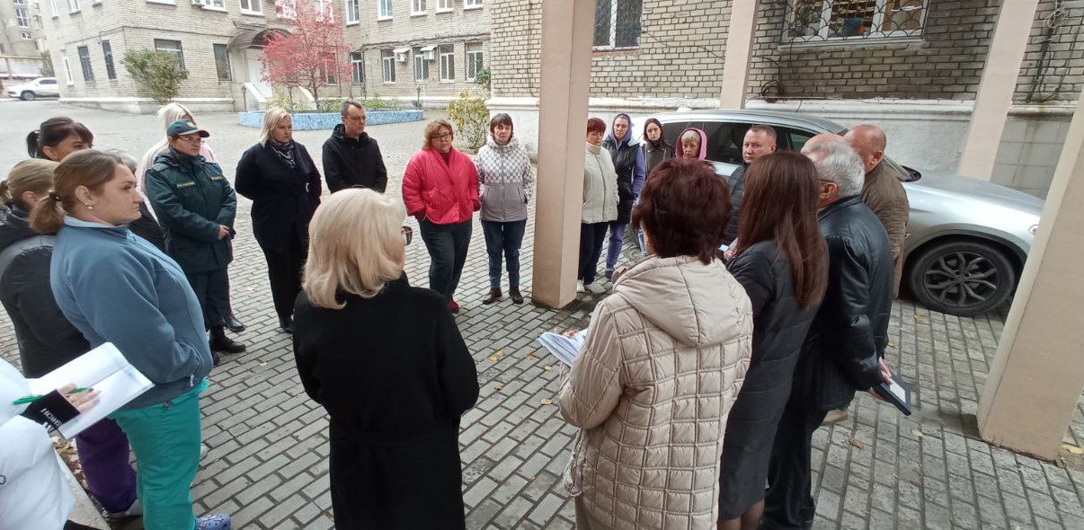 Сегодня, 12 ноября, по поручению Главы ДНР Дениса Пушилина, Руководитель Управы Калининского внутригородского района Елена Синецкая провела встречу с трудовым коллективом государственного бюджетного учреждения Донецкой... Сегодня, 12 ноября, по поручению Главы ДНР Дениса Пушилина, Руководитель Управы Калининского внутригородского района Елена Синецкая провела встречу с трудовым коллективом государственного бюджетного учреждения Донецкой...