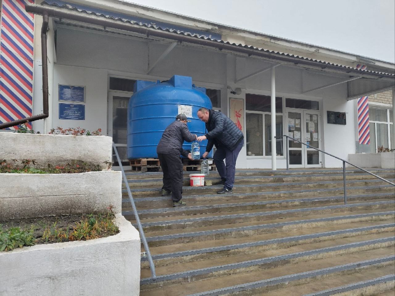 Роман Конев: 12 ноября 2025 года депутаты Горловского городского совета от фракции «Единая Россия» – Николай Гальченко, Дмитрий Корона и Алексей Костин – развезли воду и посетили места подвоза воды Роман Конев: 12 ноября 2025 года депутаты Горловского городского совета от фракции «Единая Россия» – Николай Гальченко, Дмитрий Корона и Алексей Костин – развезли воду и посетили места подвоза воды