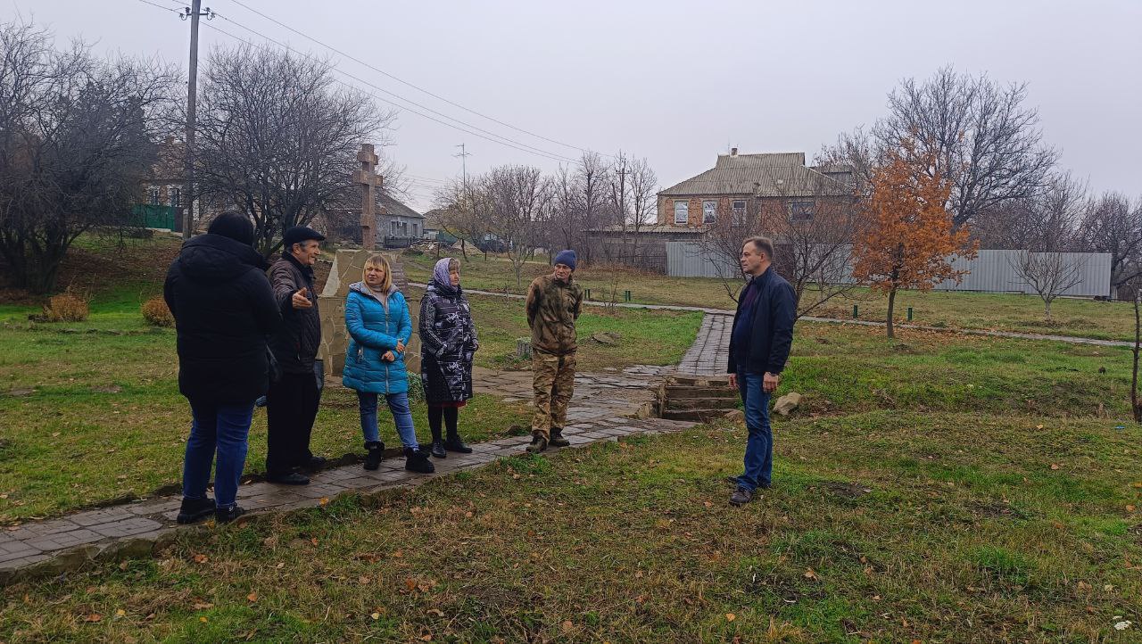 12 ноября, заведующий Ясиновским территориальным сектором Администрации городского округа Макеевка Донецкой Народной Республики Игорь Свинарь провел встречу с населением на подведомственной территории пгт Ясиновка на...