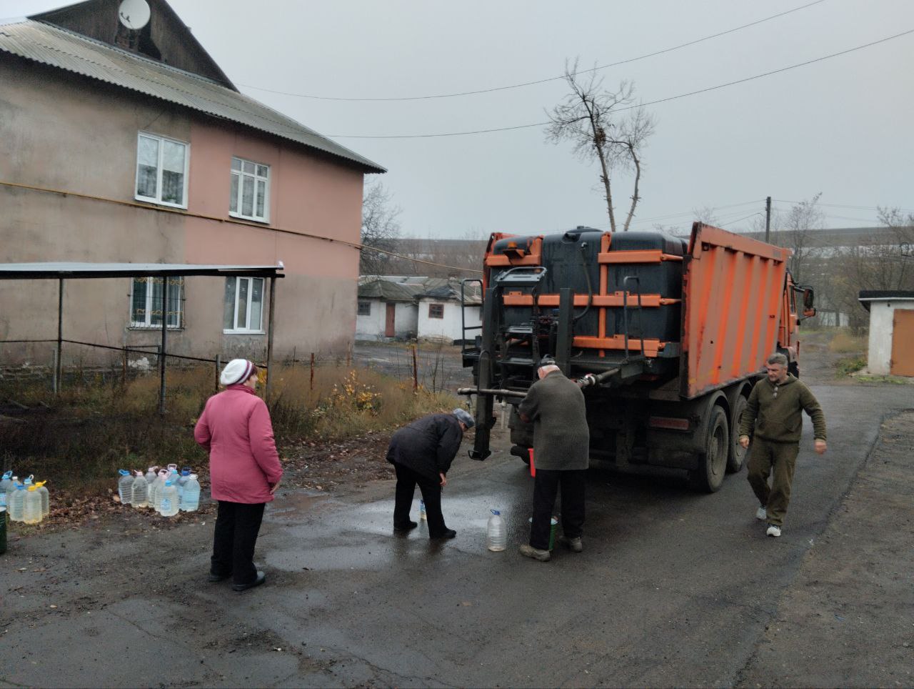 11 ноября, в Кировском внутригородском районе был организован подвоз воды для жителей домов, в которые в установленный графиком день не поступила вода 11 ноября, в Кировском внутригородском районе был организован подвоз воды для жителей домов, в которые в установленный графиком день не поступила вода