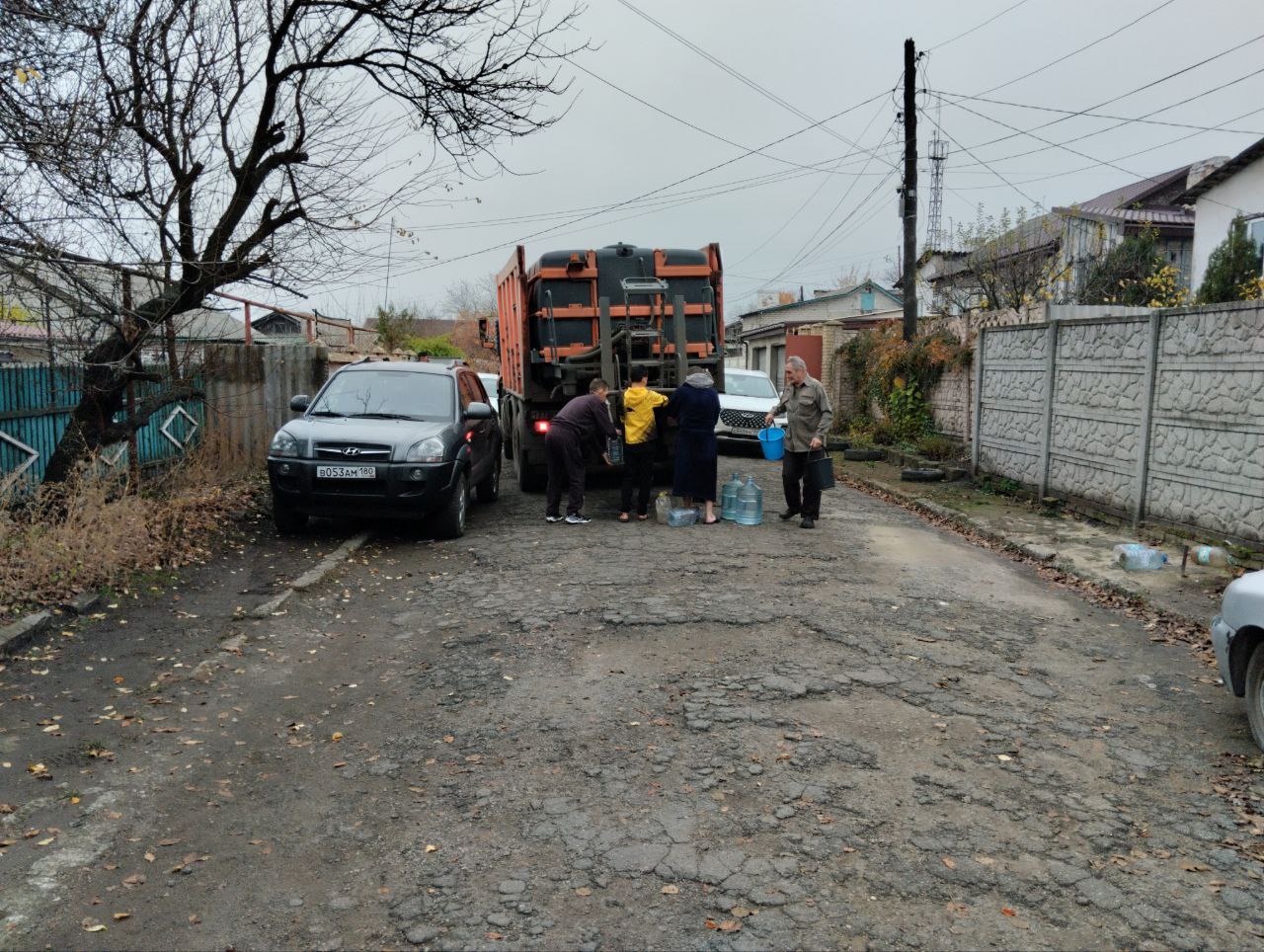 11 ноября, в Кировском внутригородском районе был организован подвоз воды для жителей домов, в которые в установленный графиком день не поступила вода 11 ноября, в Кировском внутригородском районе был организован подвоз воды для жителей домов, в которые в установленный графиком день не поступила вода