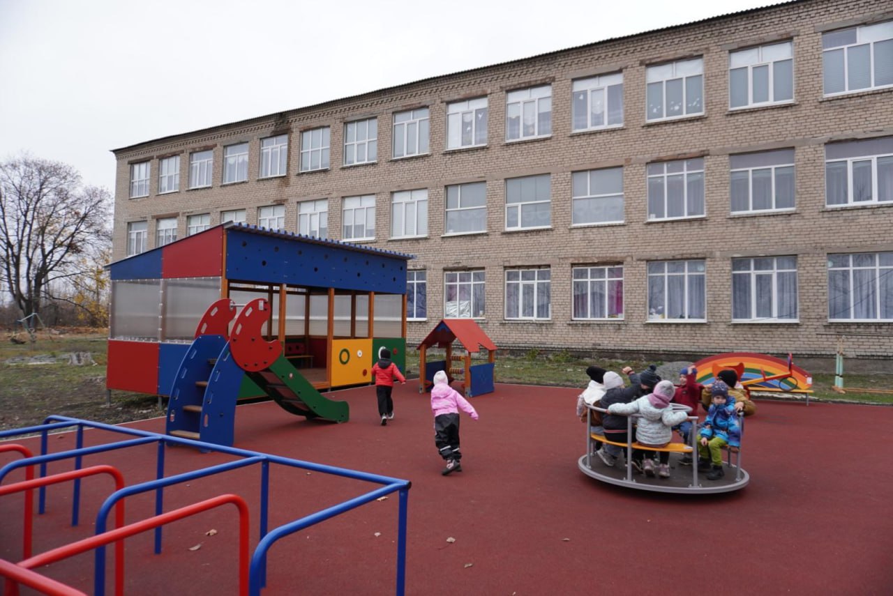 Сотрудница шахтерского УВК № 1 поблагодарила сахалинцев за новую площадку Сотрудница шахтерского УВК № 1 поблагодарила сахалинцев за новую площадку