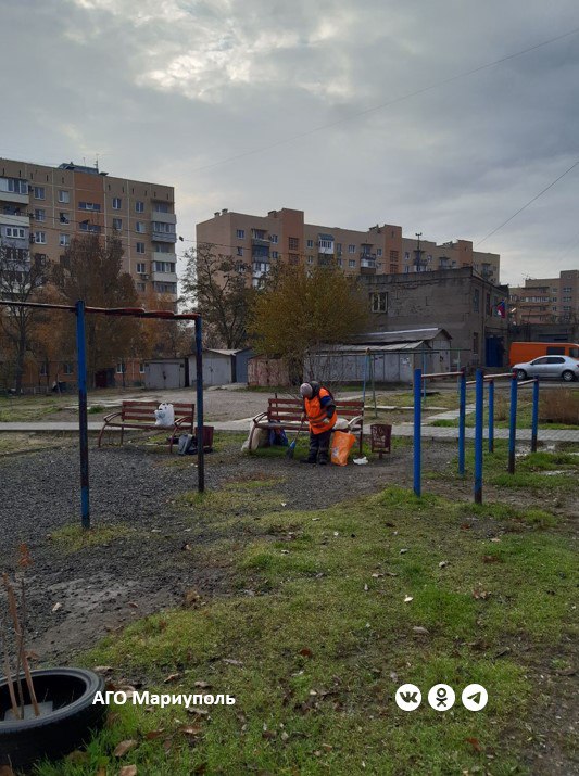 Коммунальщики благоустроили придомовые территории во всех районах Мариуполя Коммунальщики благоустроили придомовые территории во всех районах Мариуполя