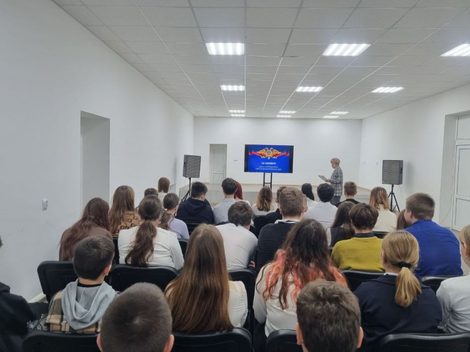 10 ноября, во Дворце культуры им. М. И. Калинина прошел информационный час «Бесстрашные хранители покоя», посвященный Дню сотрудника органов внутренних дел 10 ноября, во Дворце культуры им. М. И. Калинина прошел информационный час «Бесстрашные хранители покоя», посвященный Дню сотрудника органов внутренних дел