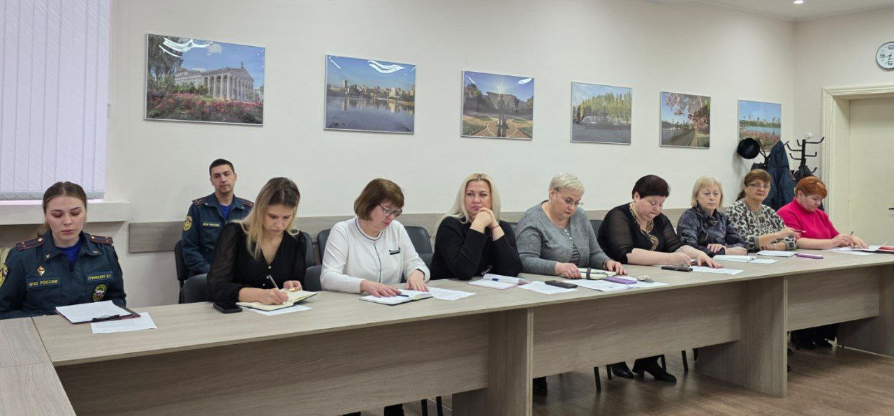 Татьяна Копылова: Сегодня, 12 ноября, провела аппаратное совещание Управы Ворошиловского внутригородского района Администрации городского округа Донецк обсуждались вопросы жизнедеятельности района, а именно: Татьяна Копылова: Сегодня, 12 ноября, провела аппаратное совещание Управы Ворошиловского внутригородского района Администрации городского округа Донецк обсуждались вопросы жизнедеятельности района, а именно: