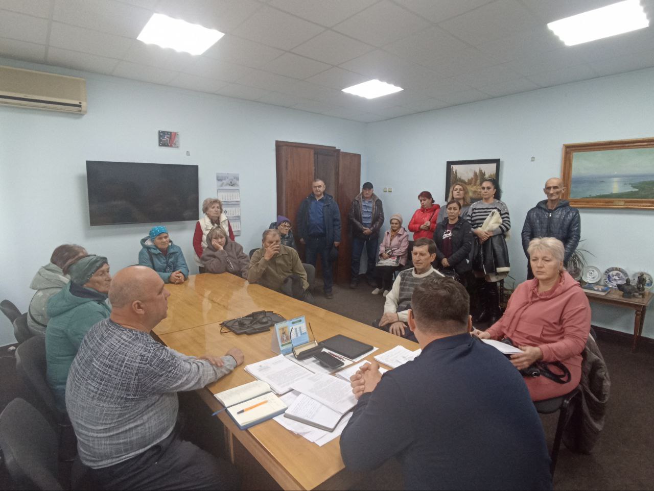 Василий Овчаров: Совместно с председателем Новоазовского муниципального совета Алексеем Яновским провели встречу с жителями города Новоазовска