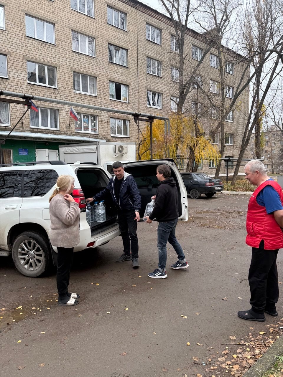 Роман Конев: 12 ноября 2025 года депутаты Горловского городского совета от фракции «Единая Россия» – Николай Гальченко, Дмитрий Корона и Алексей Костин – развезли воду и посетили места подвоза воды Роман Конев: 12 ноября 2025 года депутаты Горловского городского совета от фракции «Единая Россия» – Николай Гальченко, Дмитрий Корона и Алексей Костин – развезли воду и посетили места подвоза воды