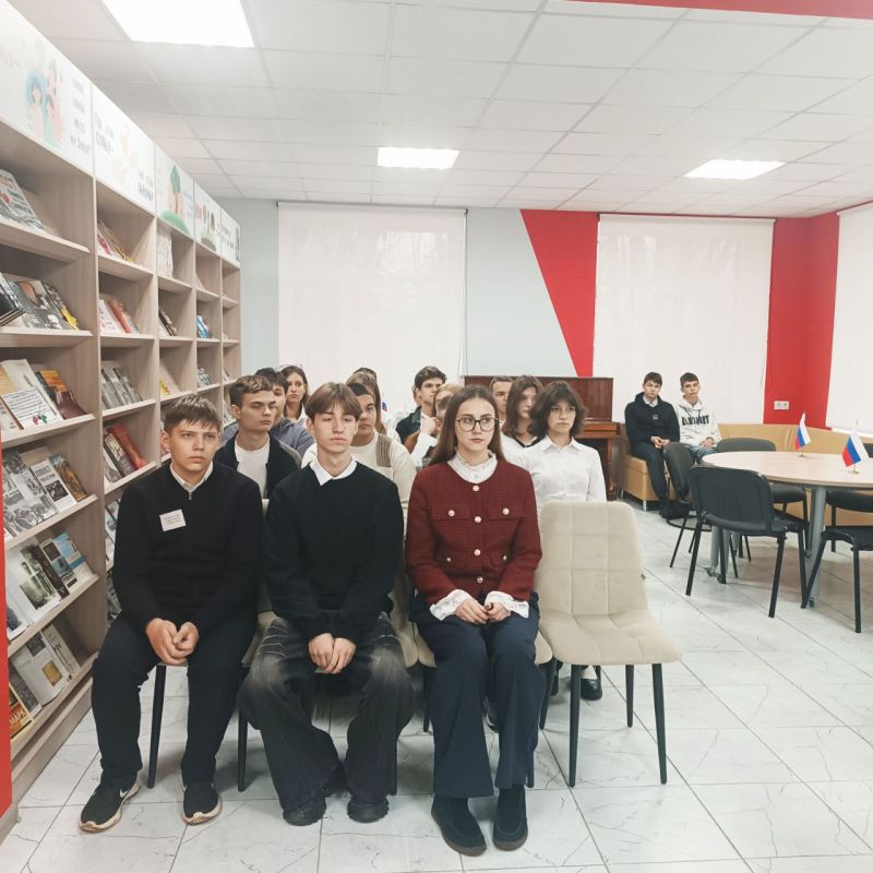 Мероприятие в библиотеке. В библиотеке-филиале № 2 семейного чтения прошел час откровенного разговора «Устоять перед соблазном», в котором приняли участие обучающиеся 10 и 11 классов школы № 38 городского округа Енакиево